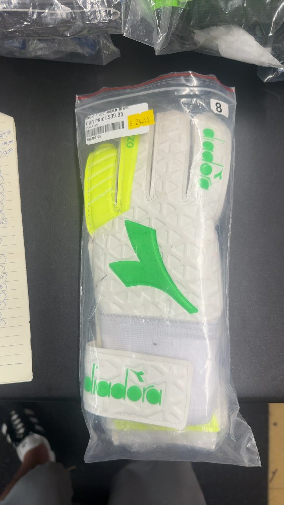 Diadora Arezzo Goalie Gloves - Size 8
Brand new