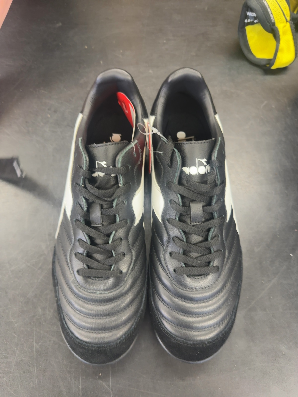 Diadora Brasil LT Turf Soccer Cleats Black/White - Size 8.5
Brand new with tags