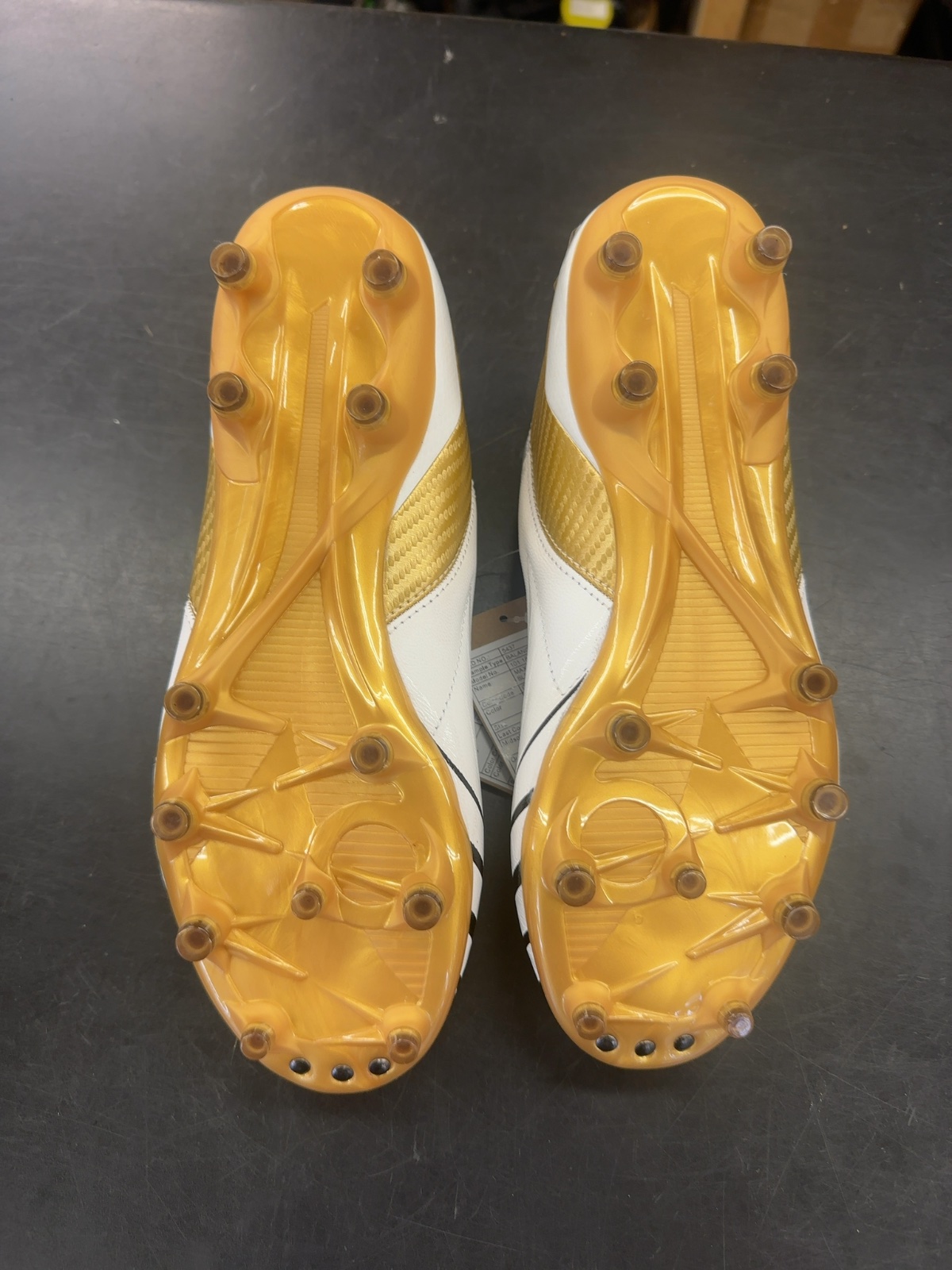 Diadora Maximus Elite LT Soccer Cleats - White/Gold - Size 8.5W
Brand new with tags