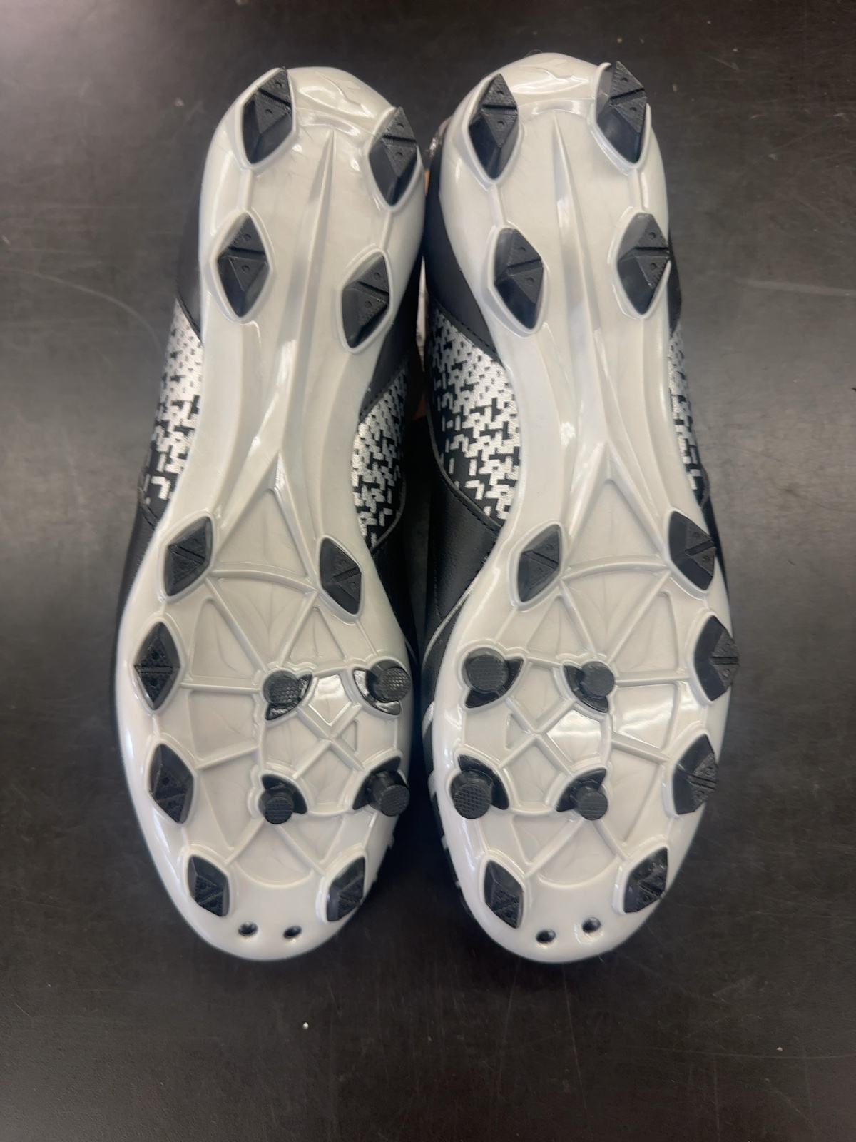 Diadora Maximus Elite Soccer Cleats - Black/Silver
Brand new with tags