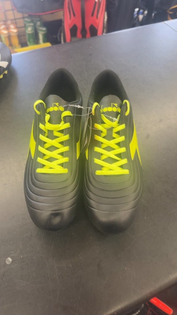 Diadora Pichichi SR Soccer Shoes - Black/Neon Yellow - Size 8.5
Brand new