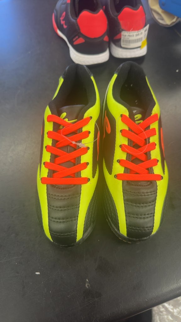 Eletto Youth Indoor Soccer Shoes - Size 13
Indoor shoes