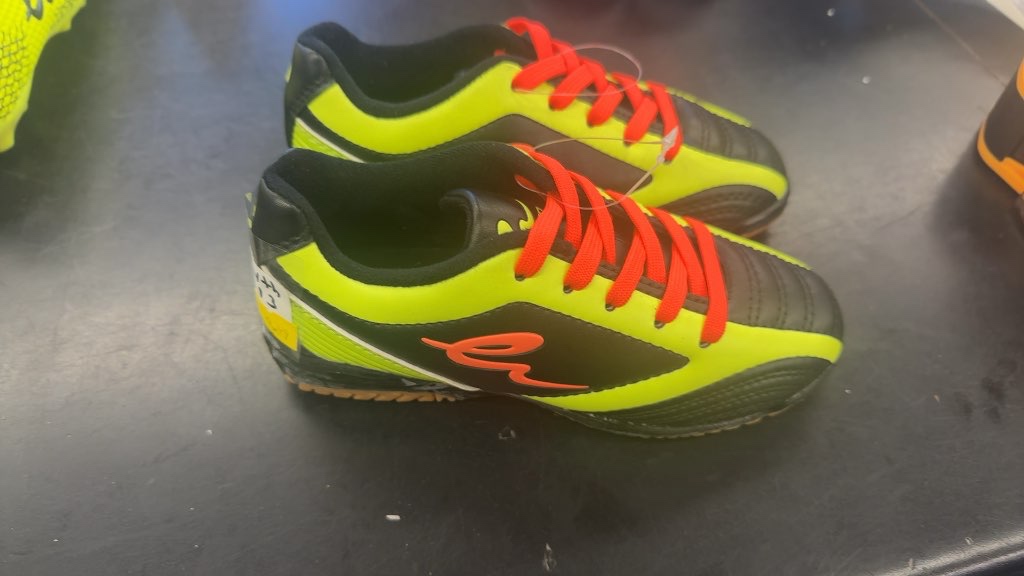 Eletto Youth Indoor Soccer Shoes - Size 13
Indoor shoes