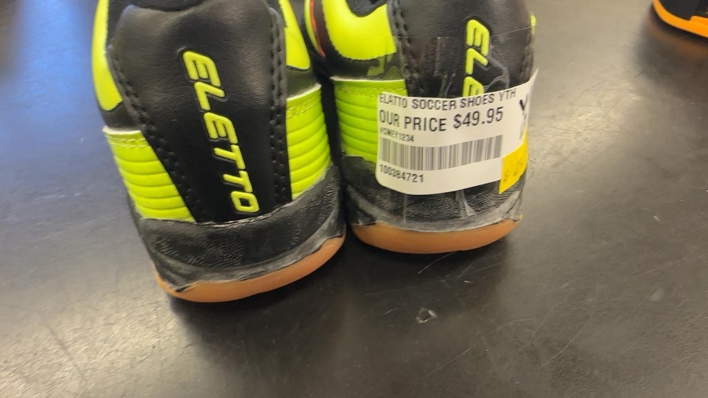 Eletto Youth Indoor Soccer Shoes - Size 13
Indoor shoes