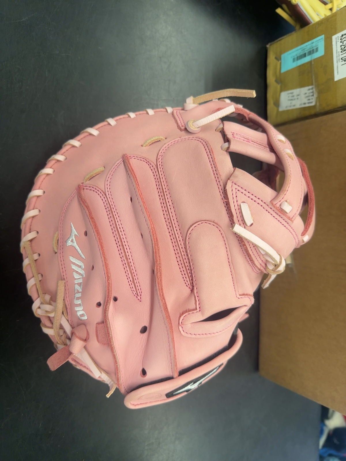 Mizuno MVP Prime FP 34" Fastpitch Softball Catcher's Mitt - Pink

Brand new( two small spots by the logo)