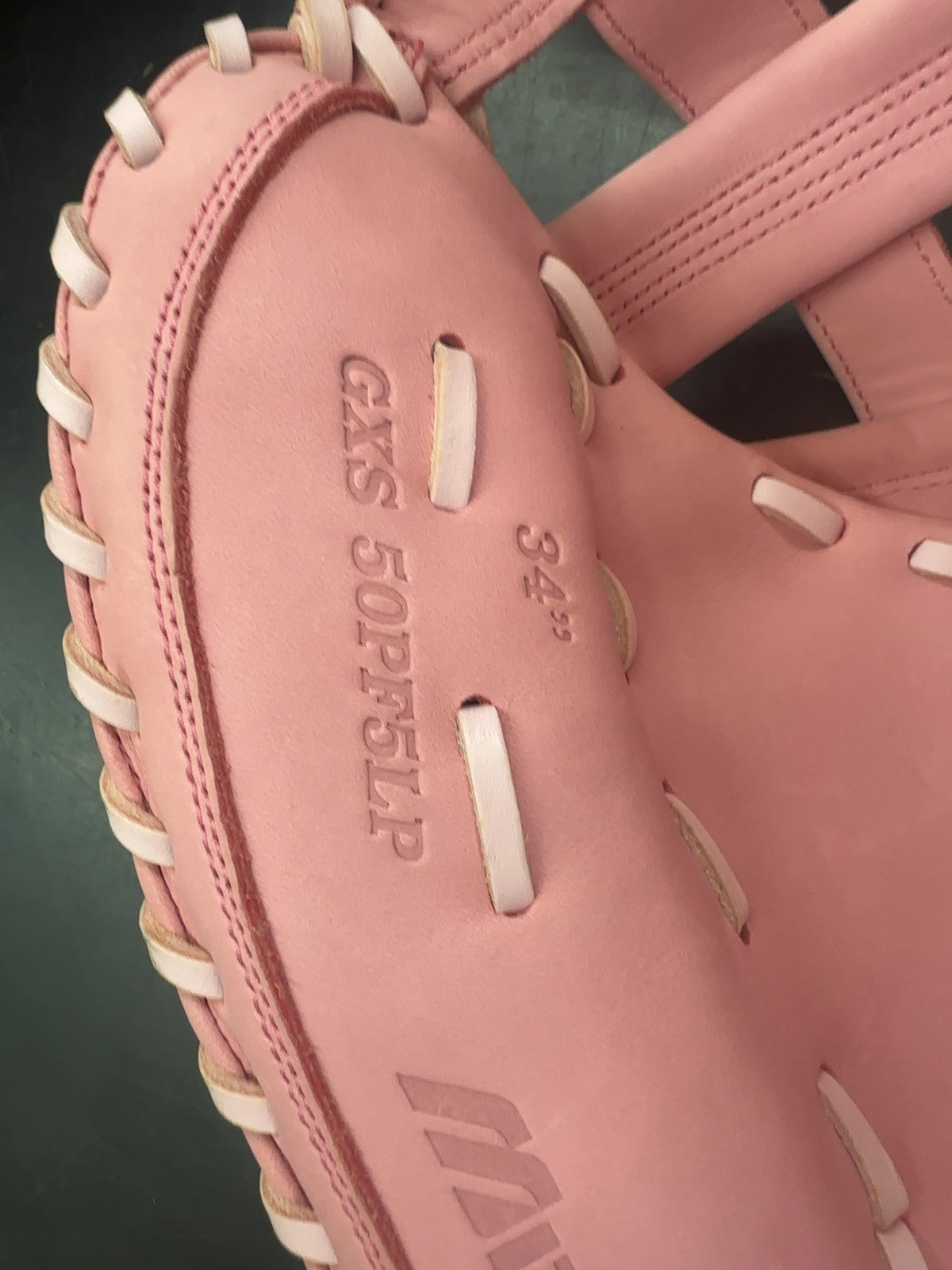 Mizuno MVP Prime FP 34" Fastpitch Softball Catcher's Mitt - Pink

Brand new( two small spots by the logo)
