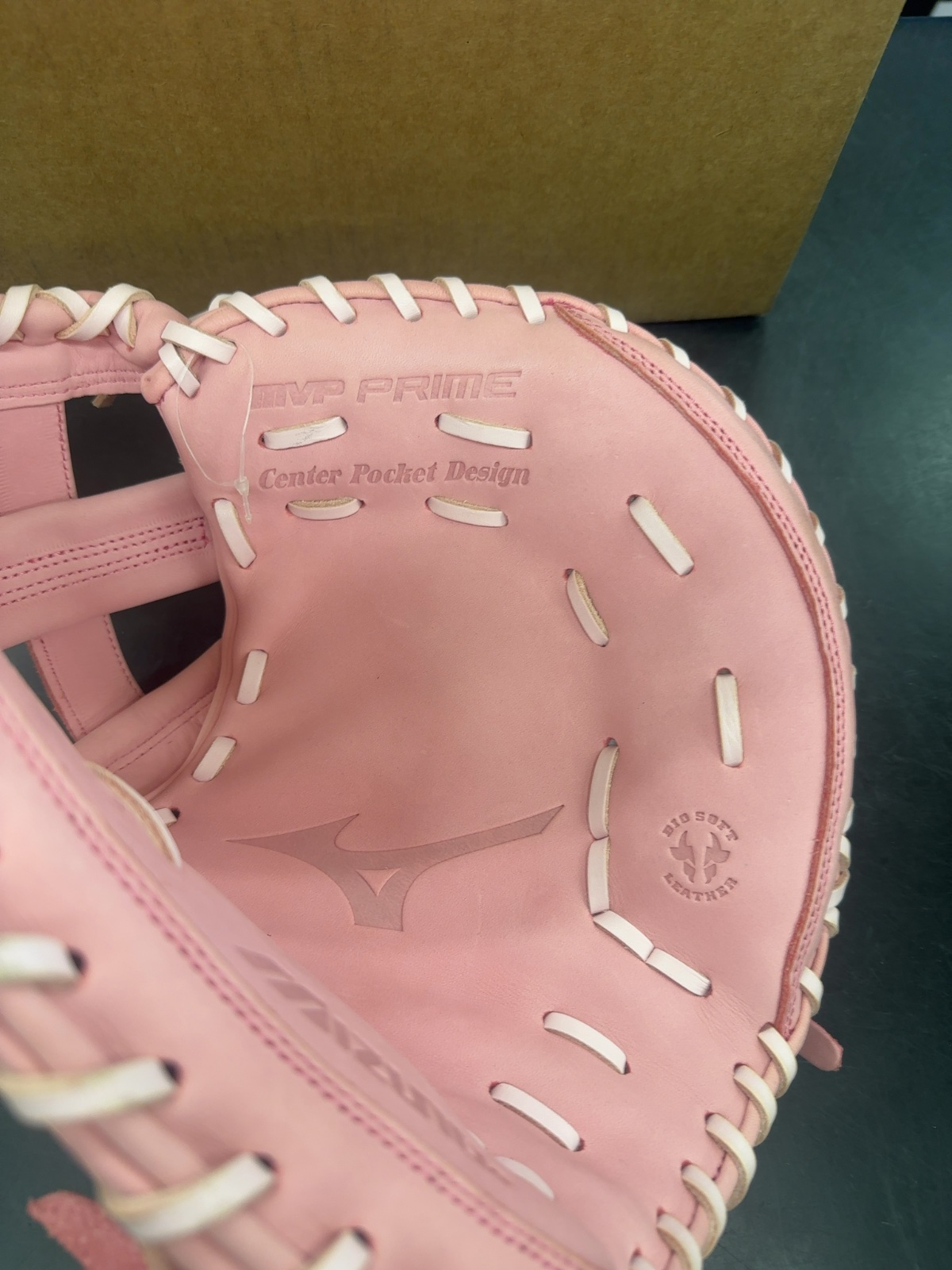 Mizuno MVP Prime FP 34" Fastpitch Softball Catcher's Mitt - Pink

Brand new( two small spots by the logo)